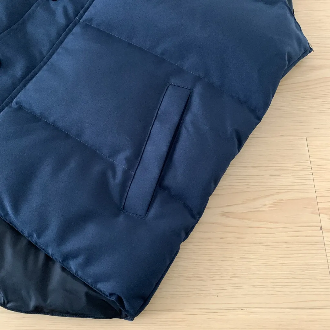 Style number: Y 138 𝑪𝒂𝒏𝒂𝒅𝒂 𝑮𝒐𝒐𝒔𝒆Canada Goose counter level! Canadagoose/Canada Goose New Arrival "2078APPSeries" down vest for men and women Material list: 1⃣ Original custom-made double plain 9500-100% nylon nylon fabric 2⃣ Original YKK zipper, non-sub-factory product 3⃣ National standard 80% white duck down from Guangzhou Inspection, (zp uses 80% white duck down/any boasts of 90% are fake) Material analysis characteristics: 1⃣ Original factory/9500-100% nylon 100% nylon Lurex yarn is actually 100% nylon, which is rarely pure now. Most of them are mixed with cotton thread or polyester. Our top original version is developed in accordance with ZP and uses the same material. 2⃣ As we all know, the original version uses 80% white duck down. The fill power refers to the cubic inches of volume occupied by each ounce (30 grams) of down under certain conditions. If the space occupied by one ounce of down is cubic inches, the fill power of the down is called . So we can simply understand it as: fill power is the volume of down, and the volume of down is fill power. The higher the fill power of down, it means that under the same filling amount, down can fix a larger volume of air layer to keep warm and insulate, so the warmth retention of down is better. Size:XS-2XL Color: Navy Blue Beige Gray Black Red Label Black Black Label